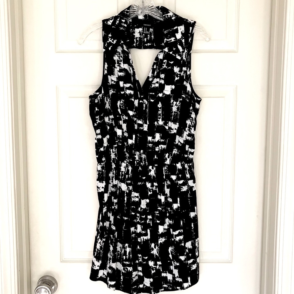 🌸3/$25 Forever 21 Open Back Black and  White Lightweight Shirt Dress, Size M